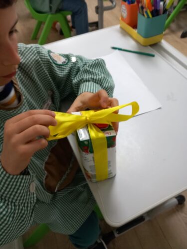 Construção de um enfeite para a árvore de Natal.