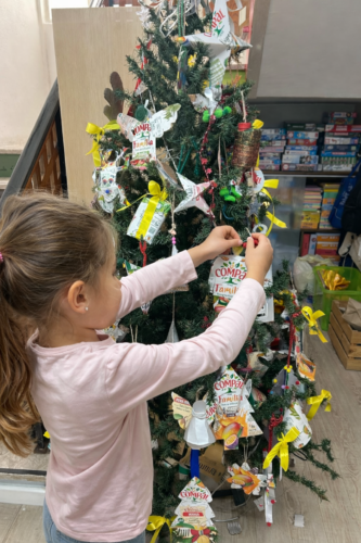 Construção da árvore de Natal com os enfeites realizados com embalagens da Compal.