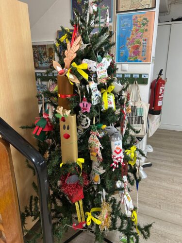 Árvore de Natal no espaço do 1.º Ciclo.