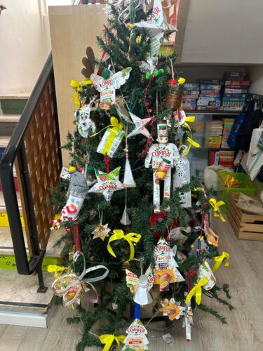 Árvore de Natal com enfeites realizados a partir de embalagens da compal.