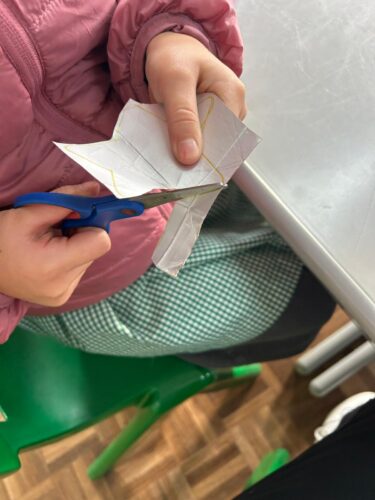 Recorte de estrelas com embalagens de compal.