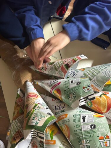 Colagem das embalagens de compal na base.