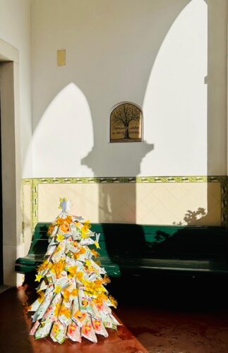 Árvore de Natal na entrada da nossa escola.