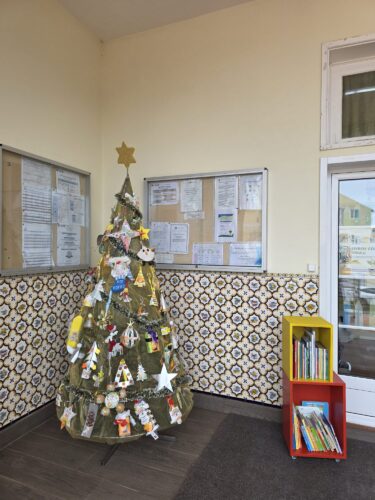Árvore de Natal no espaço da escola - Árvore de Natal na entrada principal do Jardim Escola.