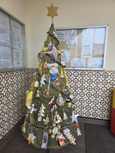 Trabalho Final - Árvore com todos os ornamentos das crianças