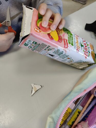 Para a elaboração dos enfeites decorativos, foi aproveitado o lado prateado das embalagens tetrapak, recortado em diferentes formas.