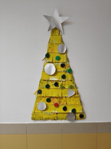 A construção da árvore de Natal envolveu ativamente diversos elementos da comunidade educativa