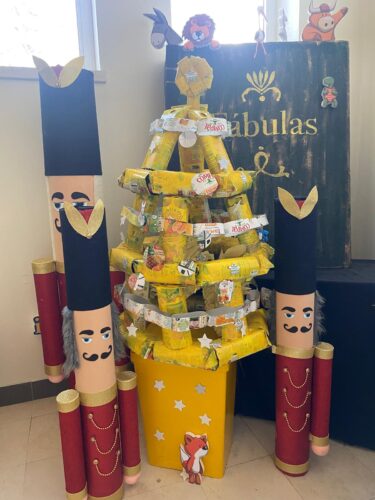 Árvore de Natal construída pelas crianças e exposta no espaço da escola, valorizando o trabalho coletivo e o espírito natalício.