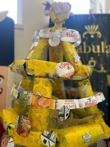 Título: A nossa Árvore de Natal Amarela<br/>Trabalho final realizado pelas crianças, representando uma Árvore de Natal construída de forma coletiva. Promovendo a criatividade, a cooperação e valorizando a participação ativa de cada criança.