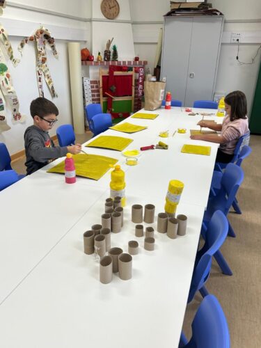 Pintura da estrutura (cartão e rolos de papel).