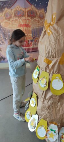 os alunos das várias turmas foram colocando os enfeites