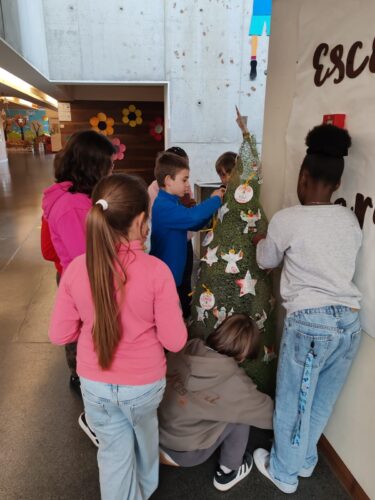 Os alunos do 1º Ciclo a colocar os enfeites na árvore.