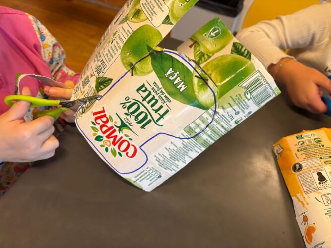 Alunos a recortar os enfeites das embalagens Compal.