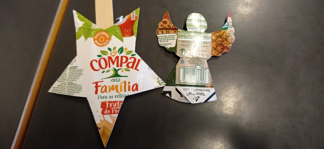 Estrela para o topo da árvore com a marca Compal e enfeite em forma de anjo com o símbolo Tetra Pak