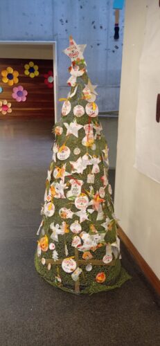 Árvore amarela concluída. <br/>Enfeitada com estrelas, anjos e bolas a partir de embalagens da Compal.