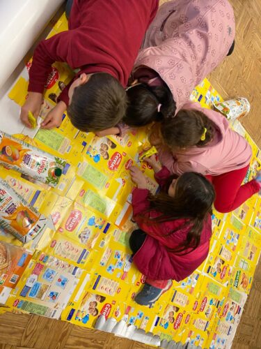 Construção da base da Árvore de Natal, utilizando o cartão dos pacotes da CERELAC.