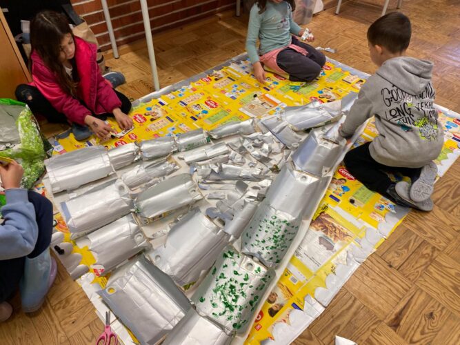 Construção da base da Árvore de Natal, utilizando as embalagens da Compal.