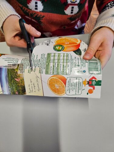 Recorte de enfeites de Natal (bolas, estrelas…) com as embalagens da Compal.