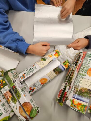 Preparação das embalagens da Compal para serem utilizadas na construção da Árvore de Natal.