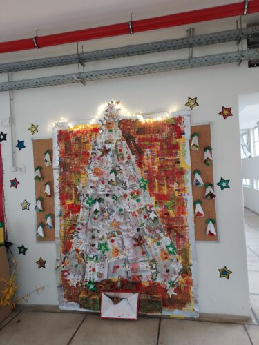 Exposição da Árvore de Natal Amarela no átrio da nossa escola.