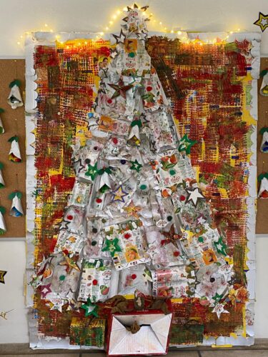 Trabalho final da Árvore de Natal Amarela da nossa escola.