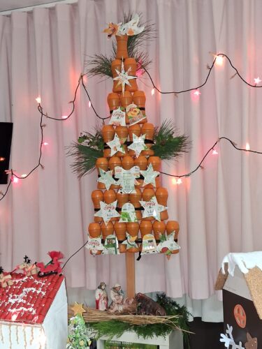 Árvore de Natal Amarelo 2025 - árvore elaborada através de material reciclável, nomeadamente embalagens COMPAL