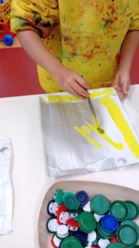 Pintura das embalagens Compal.