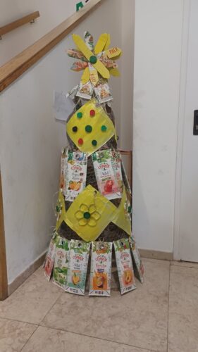 Fotografia da Árvore de Natal no espaço da escola.