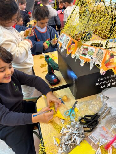 forragem e construção de adereços tendo em conta o amarelo