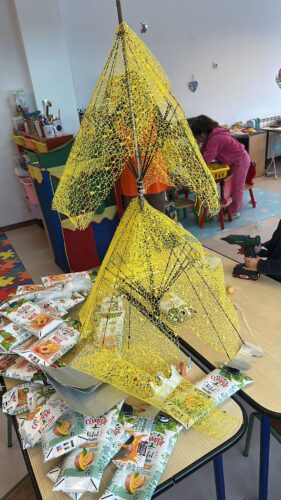 estrutura recurso a dois chapéus de chuva colagens