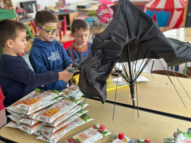 como tudo começou com recurso a um chapéu de chuva velho, recolha de pacotes de compal