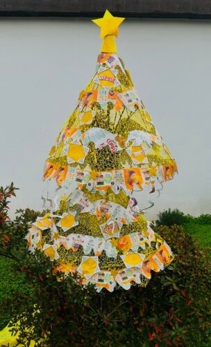 foto no nosso jardim com recurso ao arbusto para que todos possa ver ao passarem na nossa escola com luzes a piscar de noite