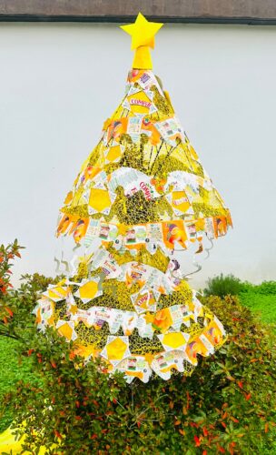 uma incrível arvore gigante com recurso a chapéus de chuva com uma grande mensagem da treta park em mais de vinte estrelas