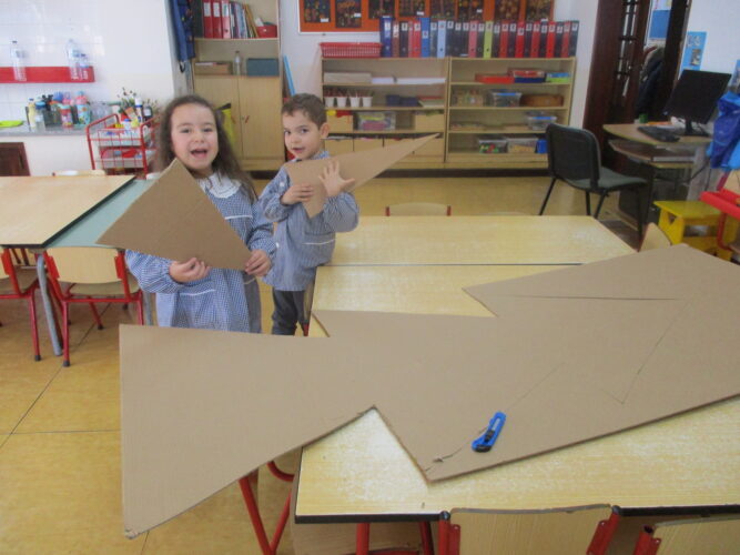 A árvore foi efetuada mais uma vez a partir de cartão trazido por um encarregado de educação.