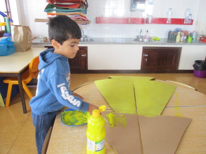 A árvore foi desenhada no cartão, pintada pelas crianças do jardim.