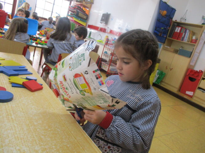 As estrelas foram recortadas pelas crianças do jardim.