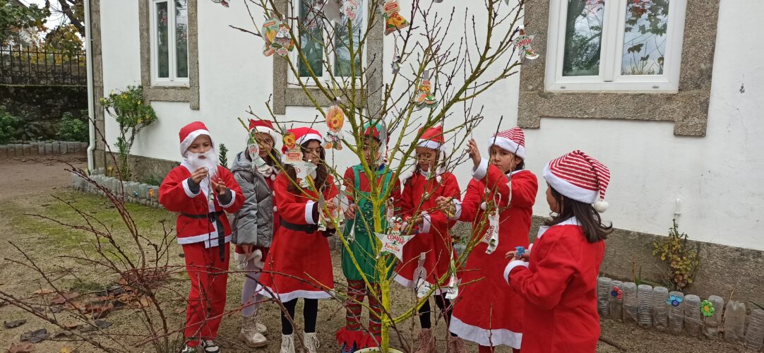 Decoração da árvore com as embalagens da Compal.