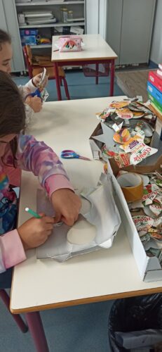 Traçar e recortar os moldes em embalagens da Compal