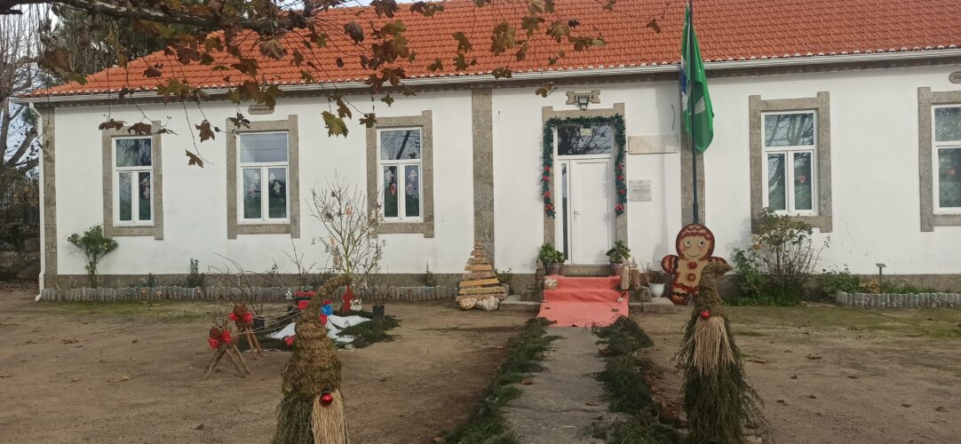 A nossa árvore de Natal colocada na entrada da nossa Escola.