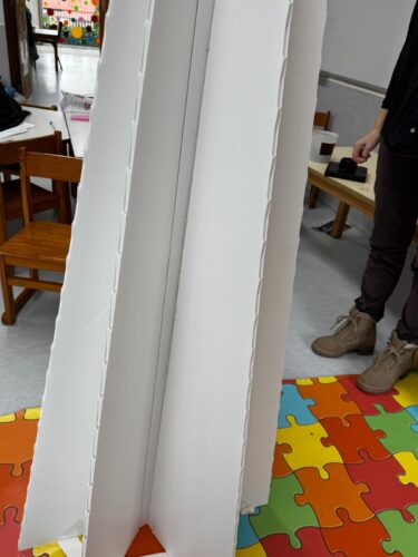 A árvore começou a tomar a sua forma com uma estrutura tridimensional de seis placas de polipropileno alveolar. Usamos este material por ser fácil de cortar, montar e colar.