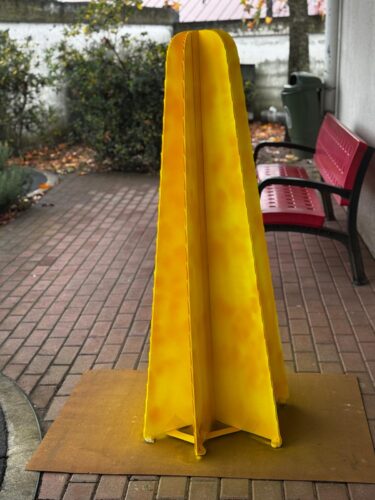 Pintura da árvore com tinta acrílica amarela (spray). A pintura da árvore foi realizada pelas professoras.