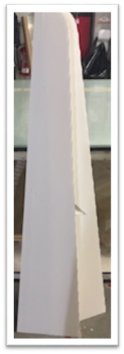 A árvore começou a tomar a sua forma com a utilização de seis placas de polipropileno alveolar que foram oferecidas à escola para trabalhos de reutilização.