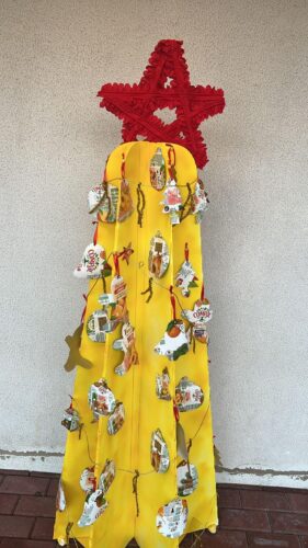 Árvore com enfeites recortados de pacotes da compal. Os enfeites foram recortados pelos alunos do Pré Escolar, 1º ano, 4º anos. A recolha dos pacotes foi realizada com a colaboração das famílias.