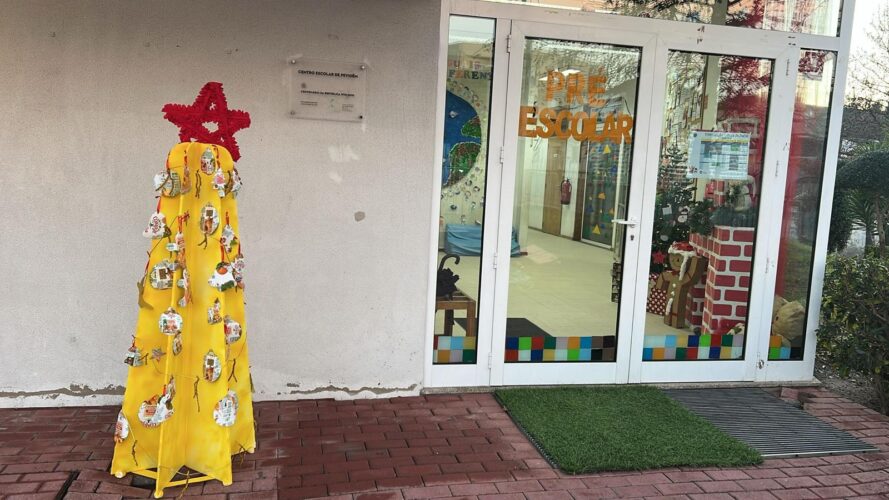 A árvore foi colocada junto à porta do Pré escolar, por se tratar do ponto mais estratégico para ser vistos por todos os Encarregados de Educação.