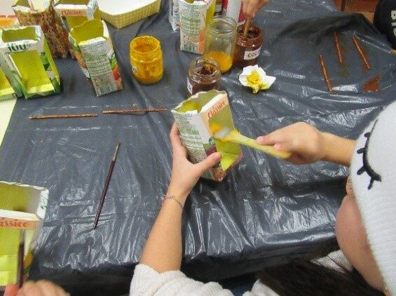 Pintura das lanternas com pigmentos naturais