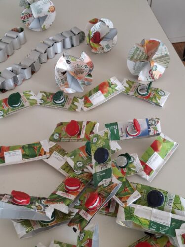 Construção dos adereços pelos alunos, professores e assistentes operacionais.