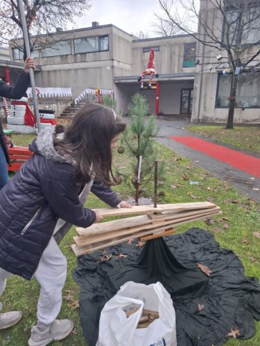 Montagem da árvore com placa de madeira fabricadas pelos encarregados de educação com reutilização de paletes.