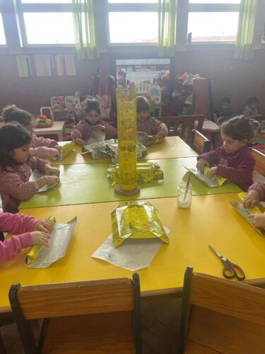 Já a construir os elementos para a formação do tronco e dos ramos da nossa árvore amarela.