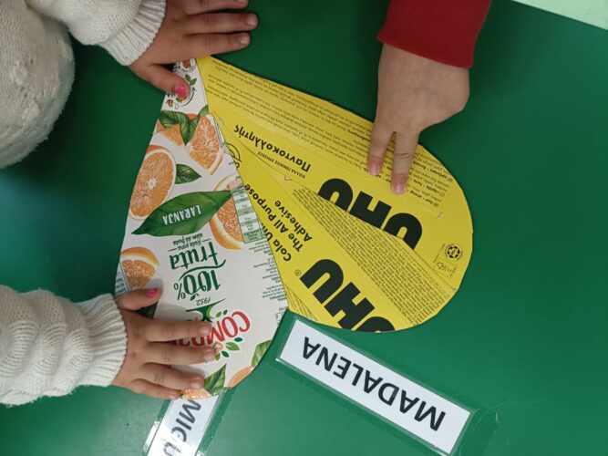 Elaboração dos corações com recorte e colagem de embalagens da Compal e da cola UHU