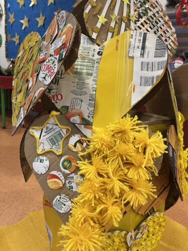 Árvore feita com corações recortados em cartão e forrados com embalagens da Compal e símbolos da Tetra Pak e Compal